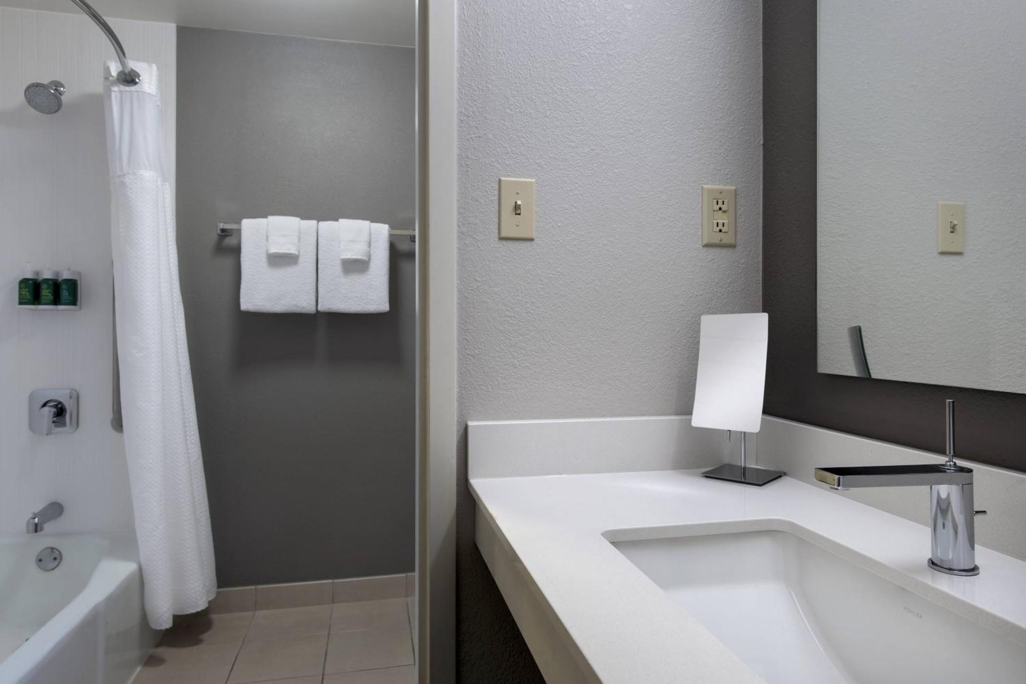 Courtyard By Marriott Lincroft Red Bank酒店 外观 照片